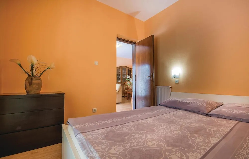 Amazing Home In Liznjan With Kitchen