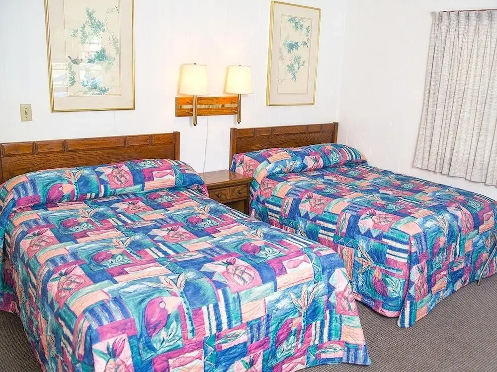Colonial motel