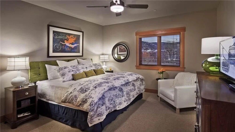 Sunshine Peak Chalet 4 BedroomHoliday home By Moving Mountains