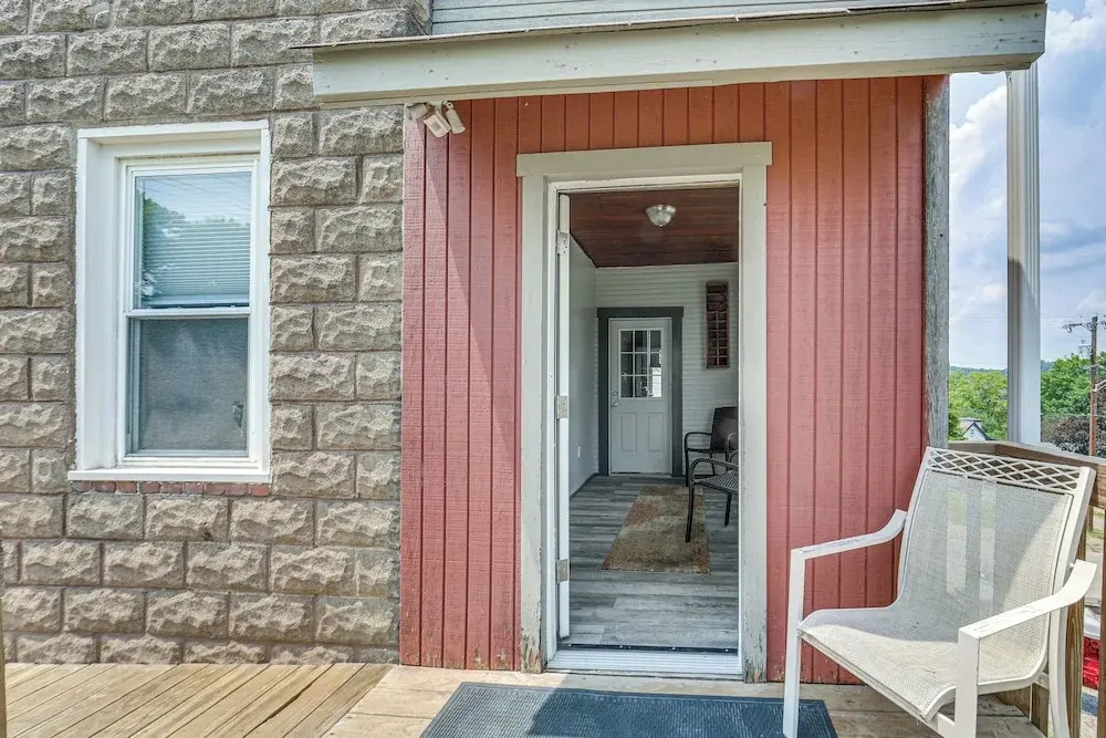 Updated New Kensington Home w/ Deck: 22 Mi to Pgh!