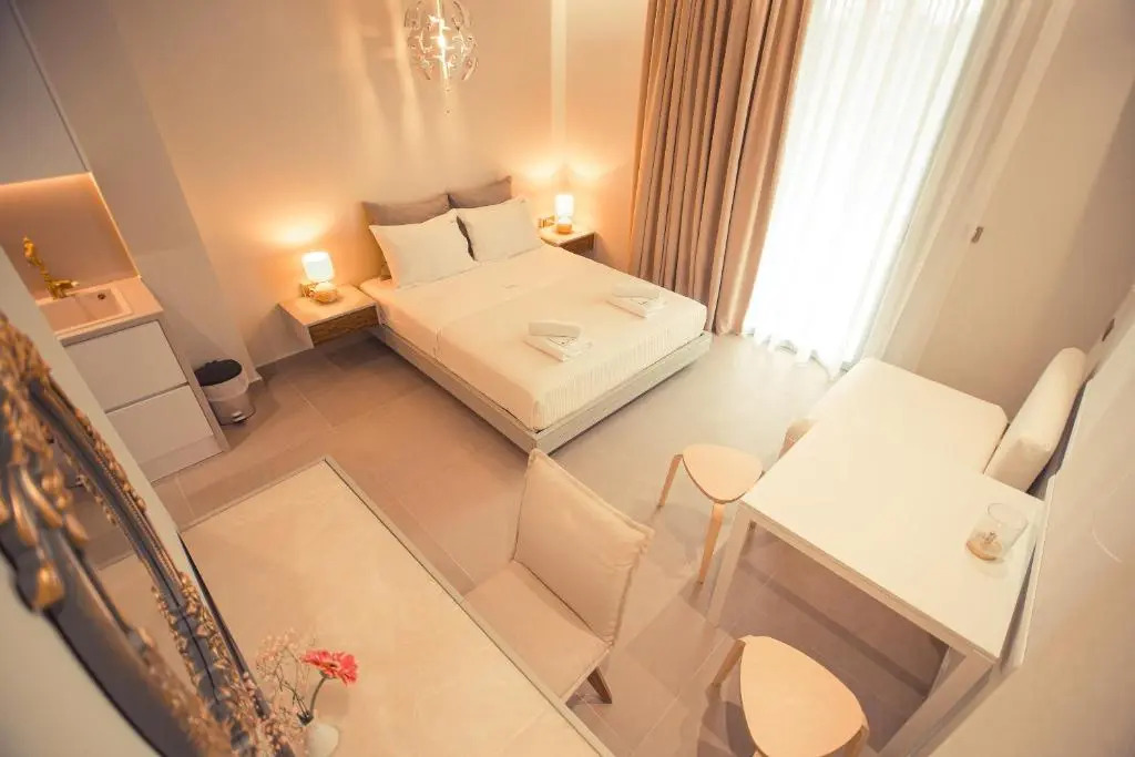 IO Luxury Pool & Hot Tub Suites