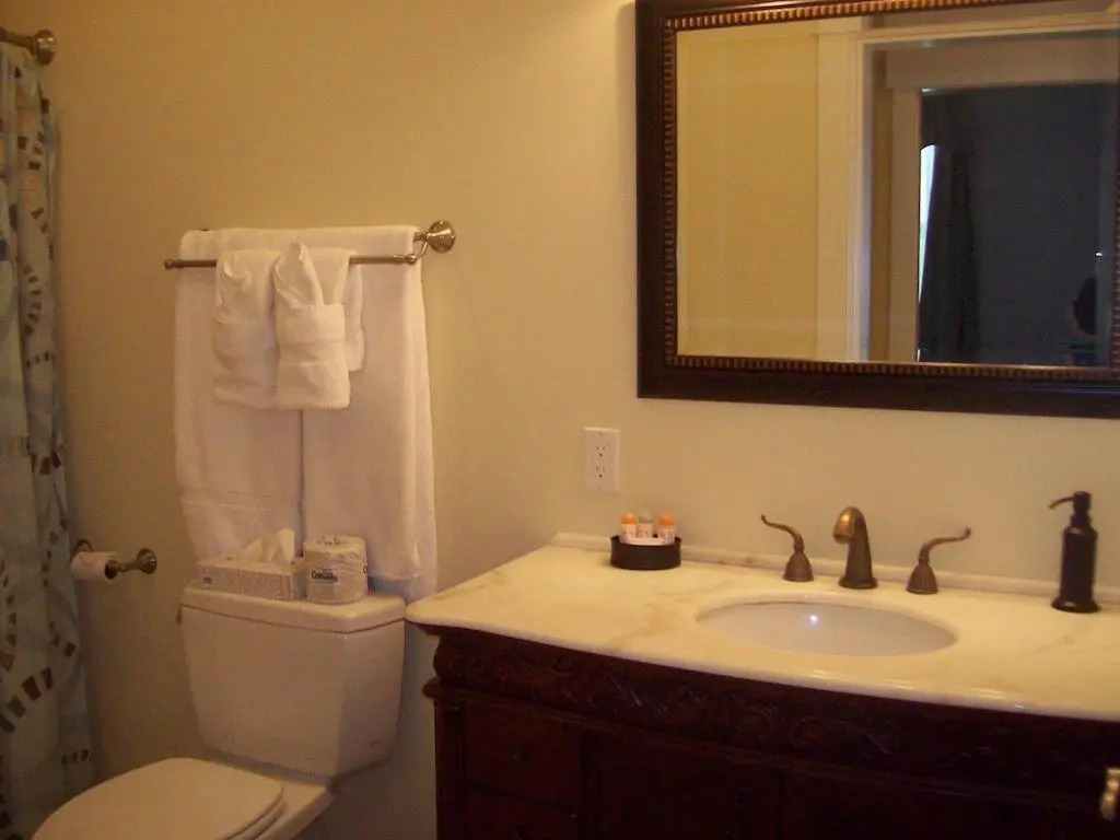 Cozy & Clean Second-Story Suite w/ Kitchenette & Free WiFi - Walk to the Harbor
