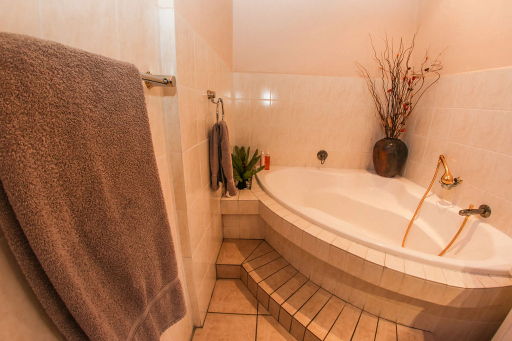 Winelands Villa Guesthouse and Cottages