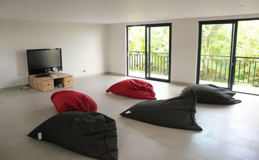 Base Guesthouse and Hostel