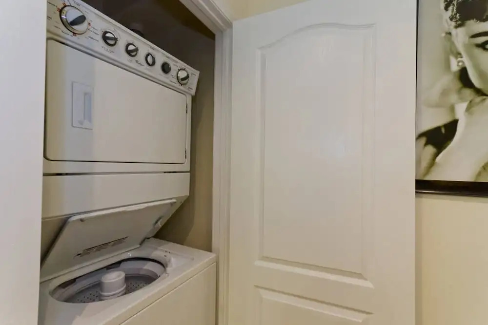 A+ Los Angeles Seclusion Large 2br/2bath + 2 Free Parking Spots! (P2)