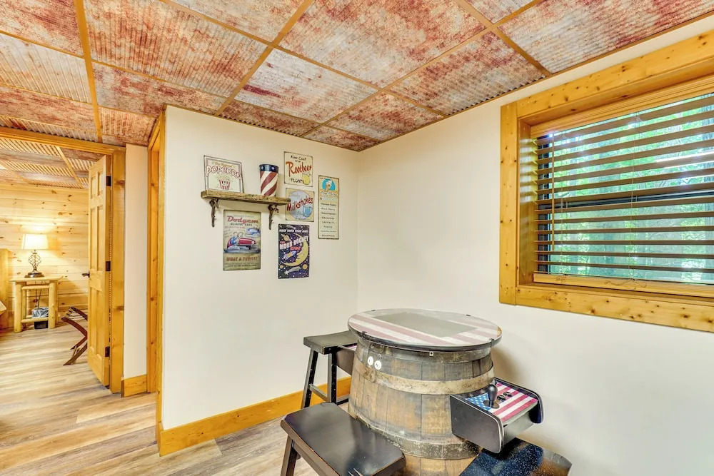 Cozy Family Cabin w/ Hot Tub ~ 4 Mi to Dollywood!