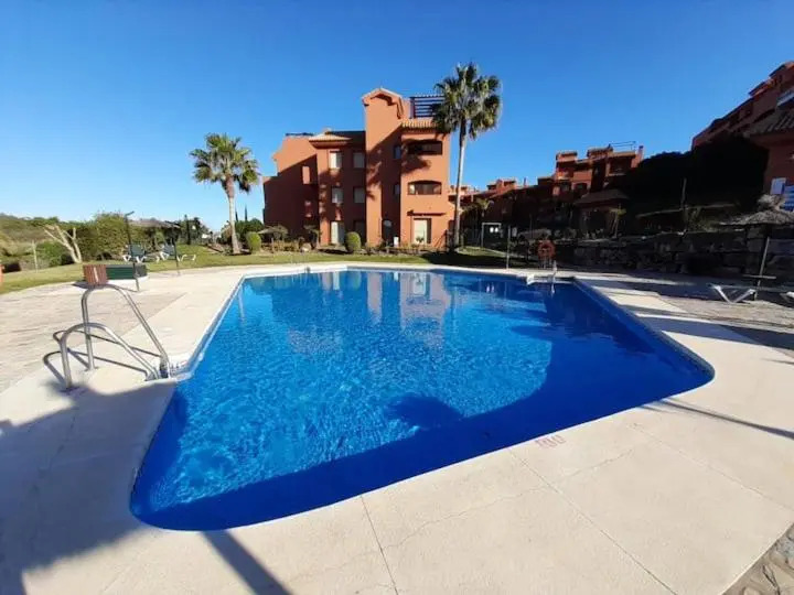 Apartamento espacioso muy tranquilo y con jardines cercano a la playa y con 06 piscinas