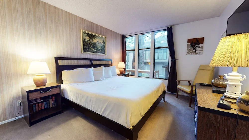 St. Moritz 12 Bright and cozy Mountain Cabin, Centrally Located by RedAwning