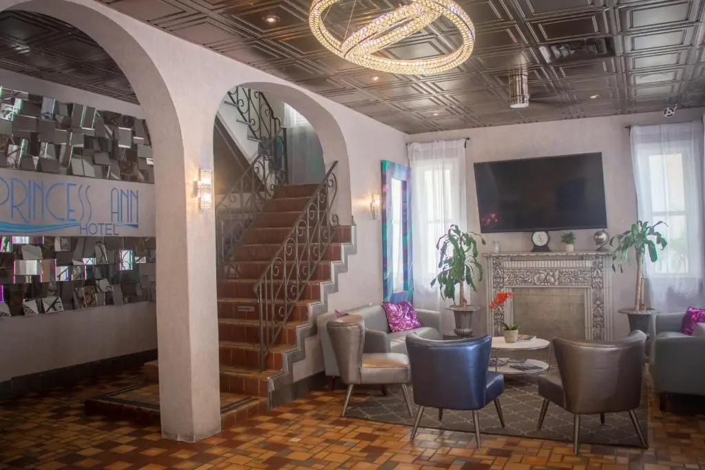 Nine20 Collins Apartments by Lowkl