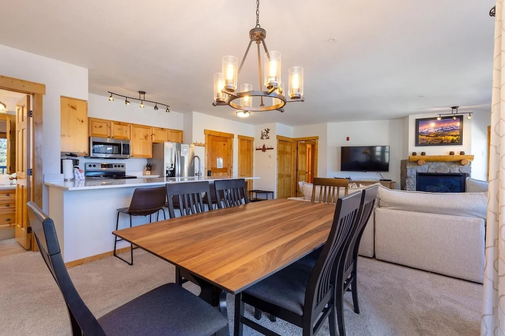 2640 Tenderfoot 3 Bedroom Condo by RedAwning