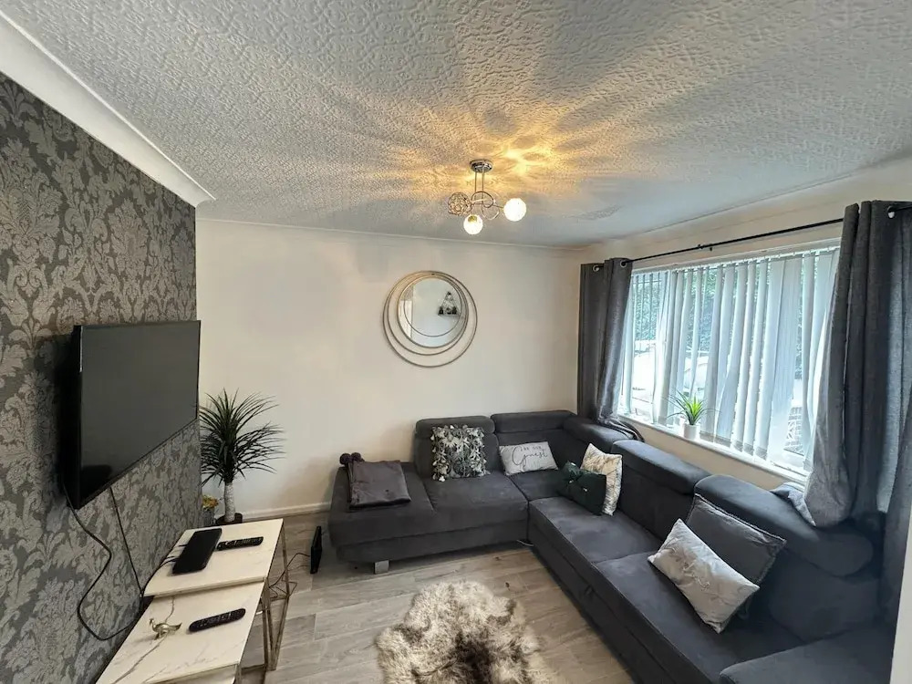 Leeds - 3 Bedrooms - 1bathroom - Parking - Wifi