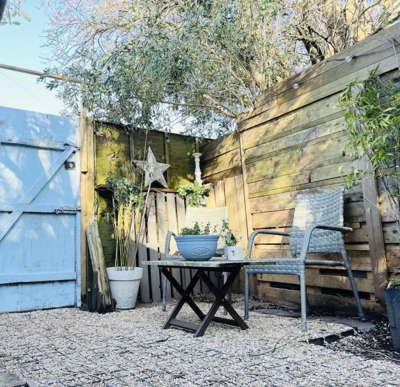 Beautiful Cosy Garden Cabin, 5min Walk to Beach
