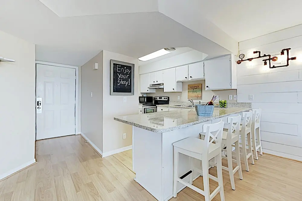 New Listing! Gulf-view : Heated Pool, Hot Tub 2 Bedroom Condo