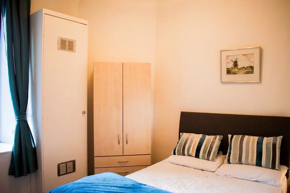 Bright 2 Bedroom Home in Edinburgh