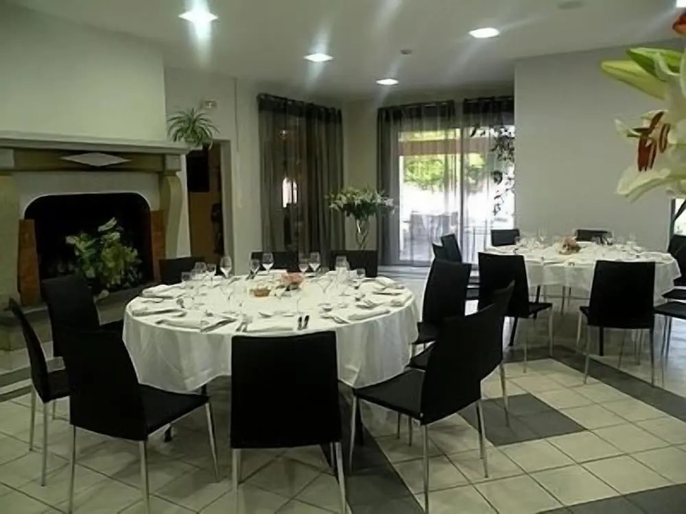 Logis Hôtels - Le Pont Bernet - Hotel 2 étoiles et restaurant