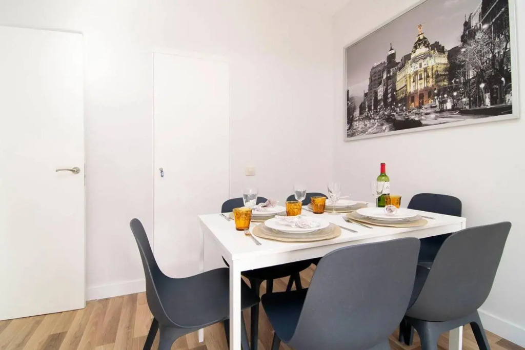 Sunny Apartment at the foot of Royal Palace by Batuecas