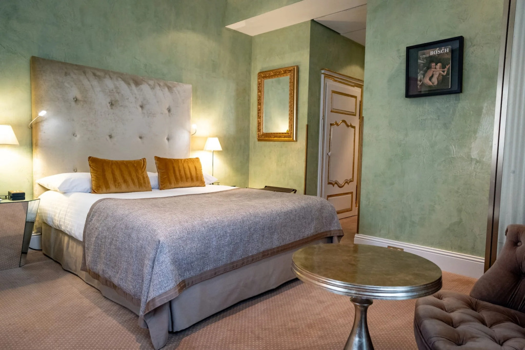 Hotel Le Place dArmes - Relais & Châteaux