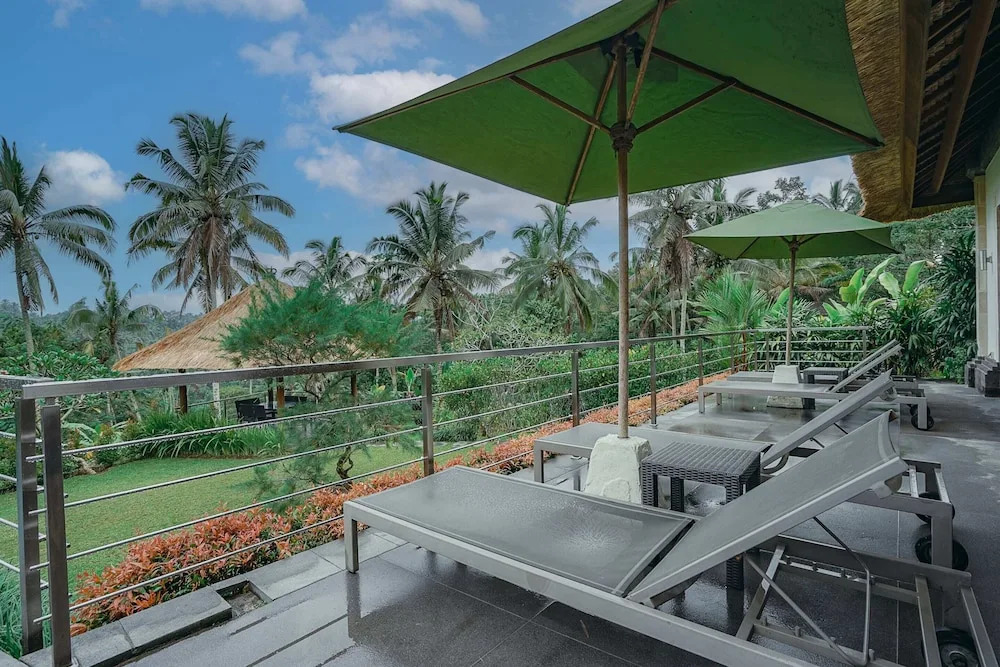 Villa Themma Jungle - Sumptuous 3BR Luxury Villa with Majestic Jungle View North of Ubud