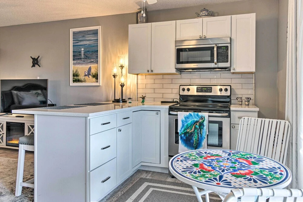 1 Mi to Lake Lure: Mtn-view Studio w/ Balcony!