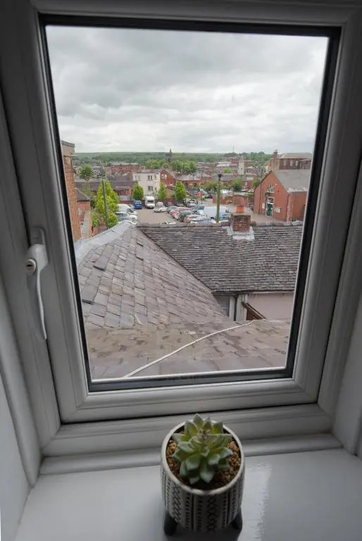 Market View, 1 bedroom unit in the heart of Leek