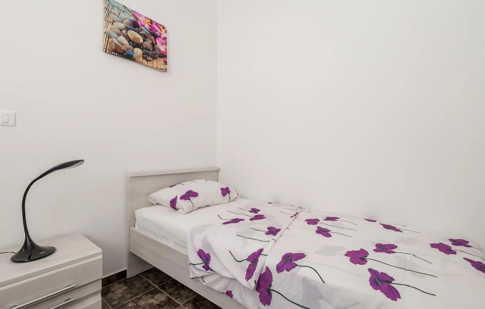 Nice Home in Vrh With Wifi and 2 Bedrooms