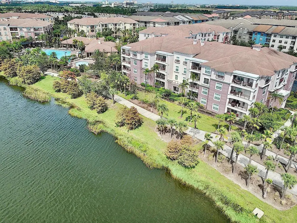 Vista Cay Luxury Lakeview 3 Bedroom Condo 3087