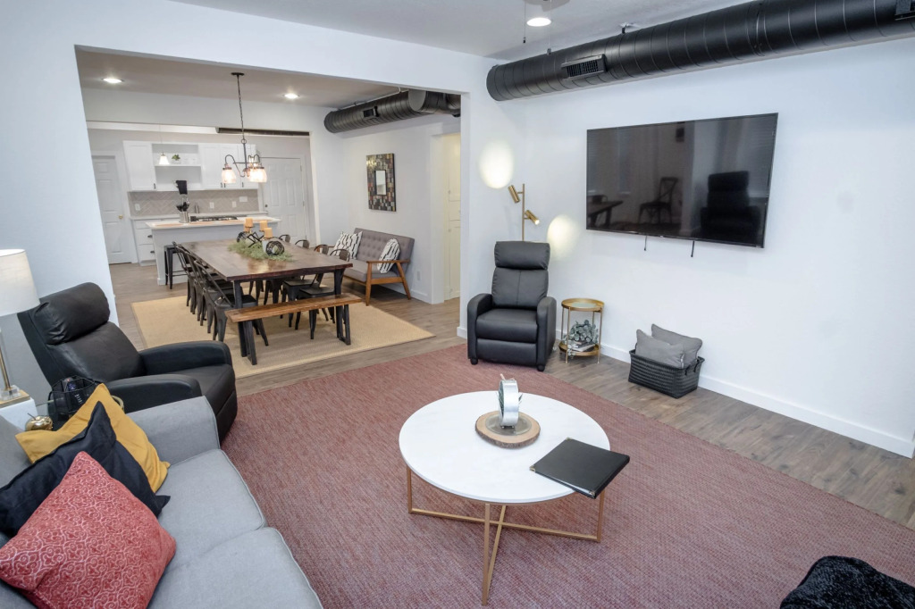5BR/4BA House Sleeps 20 Downtown