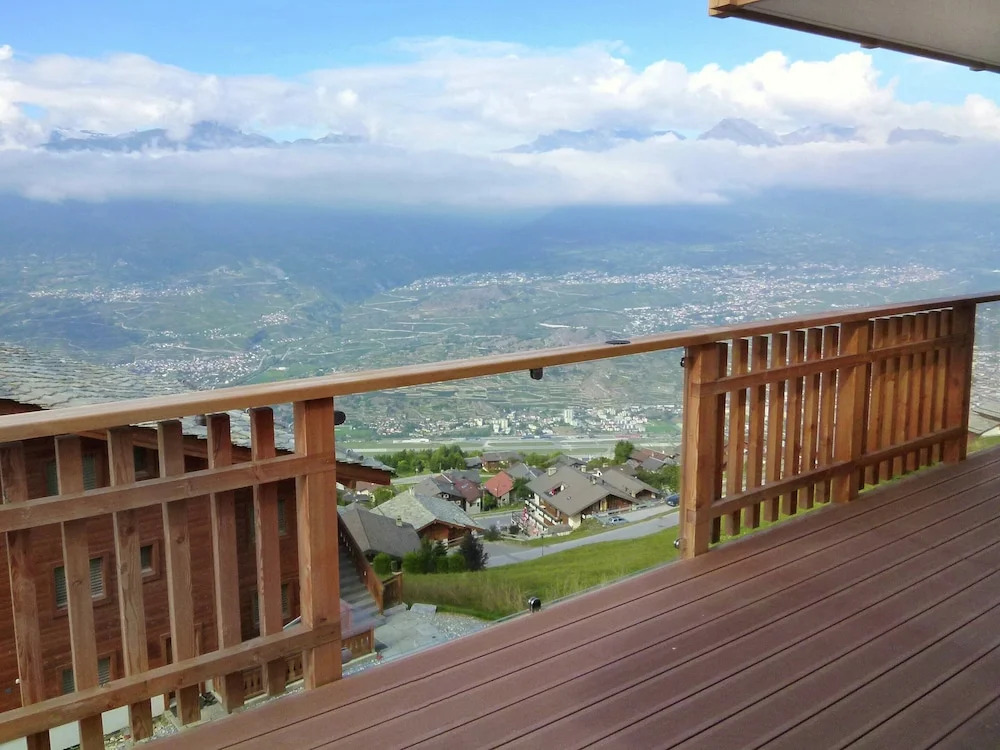 Luxury Apartment with Hot Tub in Veysonnaz