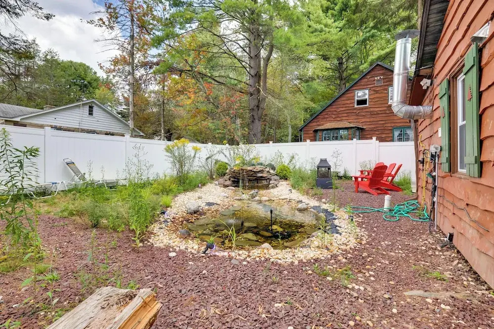 Easy Interstate Access: Original Poconos Log Cabin