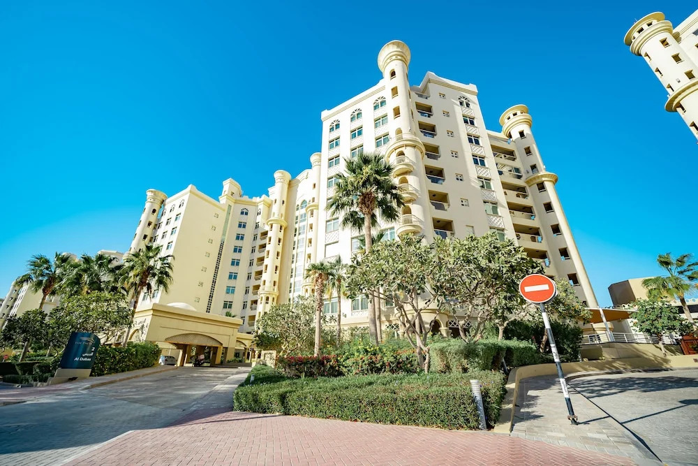 Luton Vacation Homes - Shoreline Apartment, Beach Access