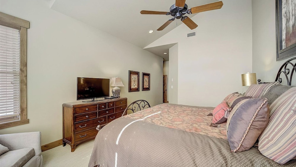 Mont Cervin 32 by AvantStay Ski In Ski Out Home in Silver Lake Village w Hot Tub