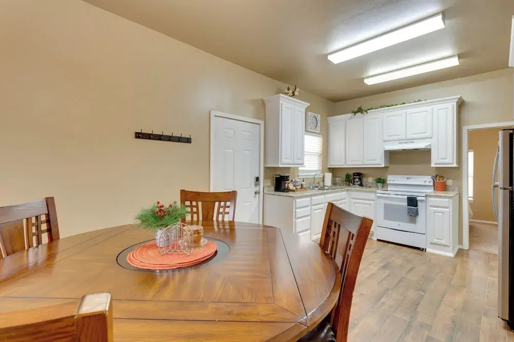 Historic Home Half-mile to Downtown Guthrie!