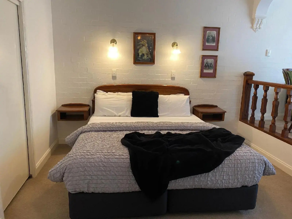 Victoria House Motel and Wine Bar