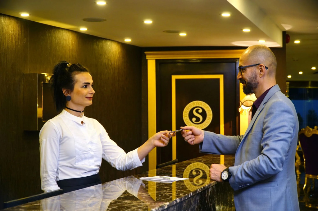 HOTEL S WHITE
