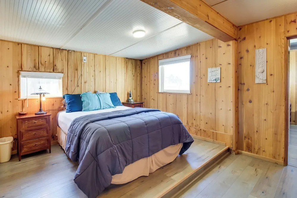 Bandon Home w/ Patio, Steps to South Jetty Park