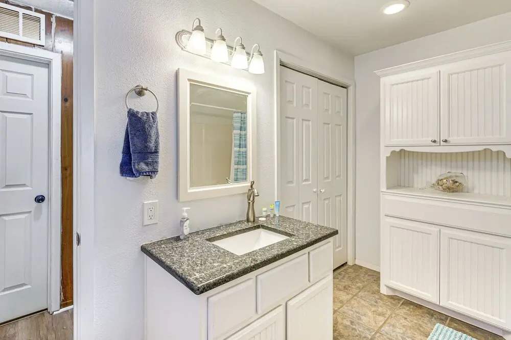 Walk to Beach: Ocean-view Home w/ Deck in Freeport