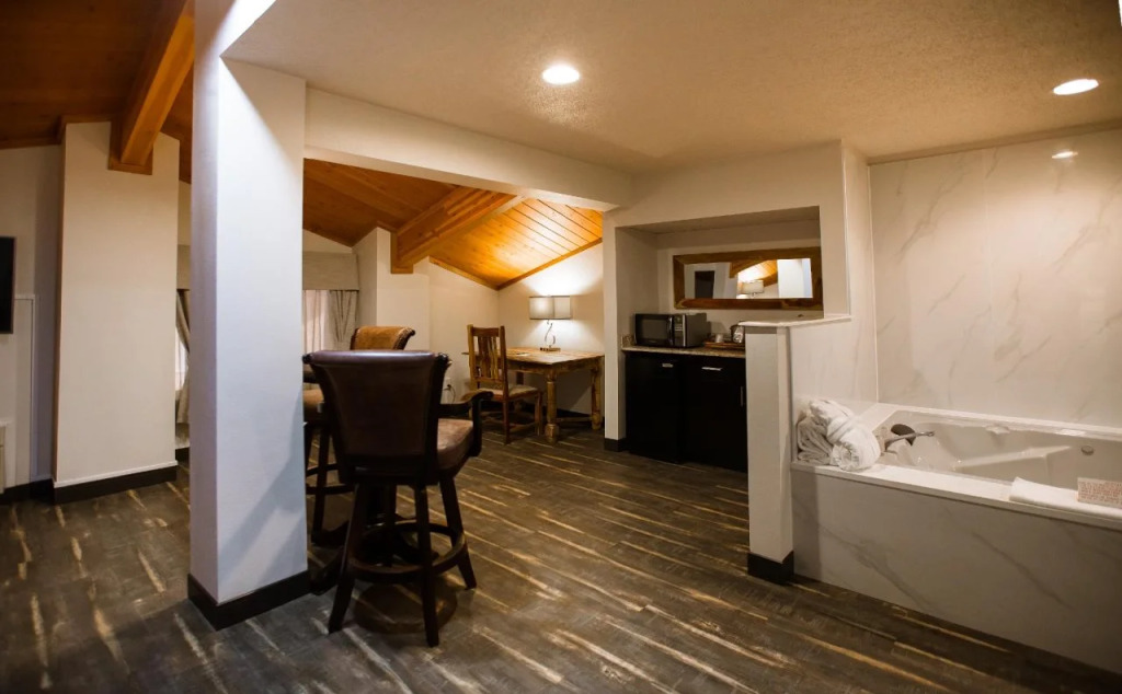 Ten Pin Inn & Suites