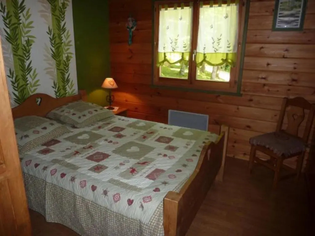 Chalet confortable avec 4 chambres, cheminée, grand terrain, proche pistes et lac - FR-1-589-107