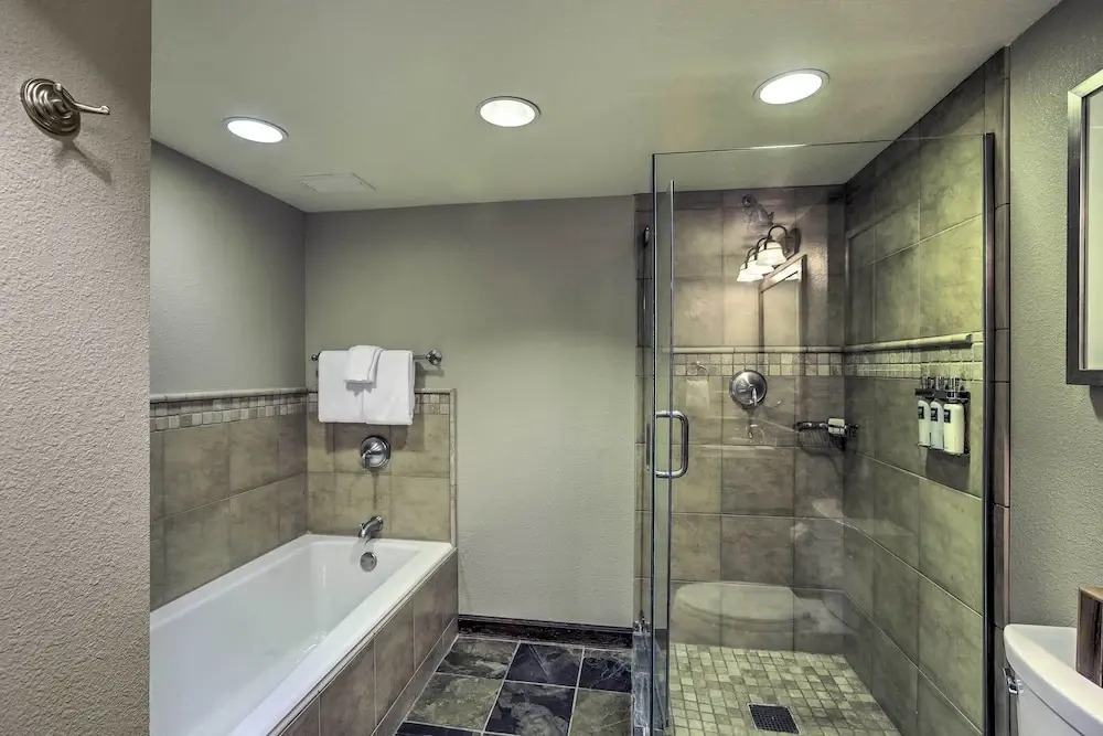 6 Mi to Lake Tahoe: Everline Resort Retreat!