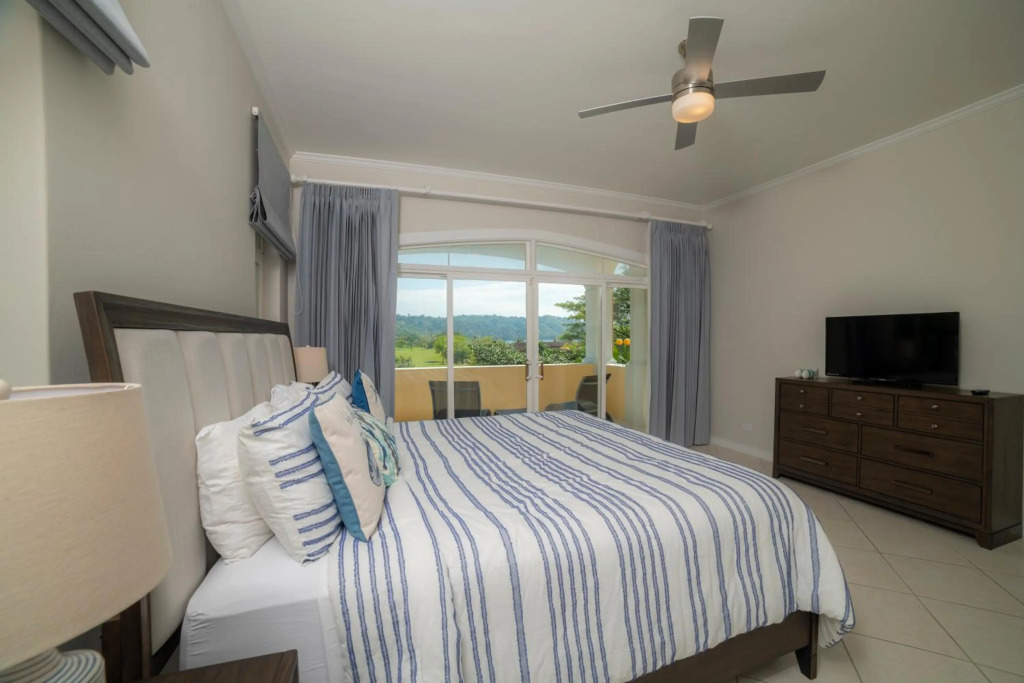 Renovated 3 bdr Colina with great views