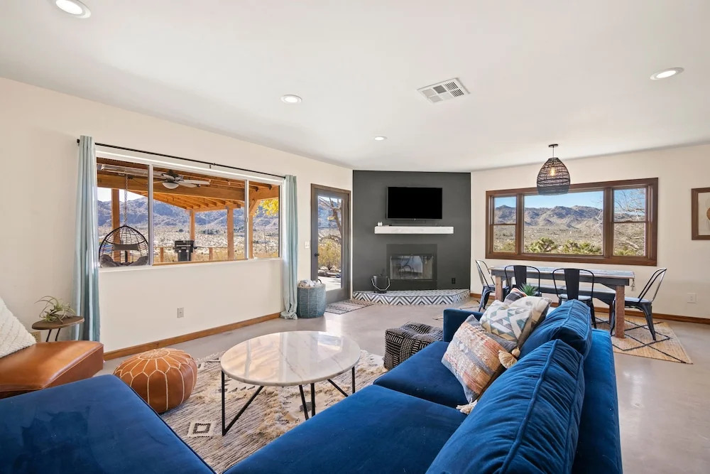 Dreamspace - Hot Tub, Fire Pit, 5 Min. To Park 2 Bedroom Home by RedAwning