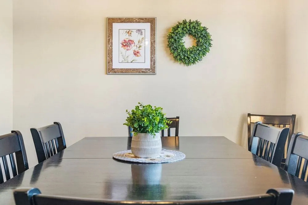 Honey Bee Inn w - Communal Amenities & More!