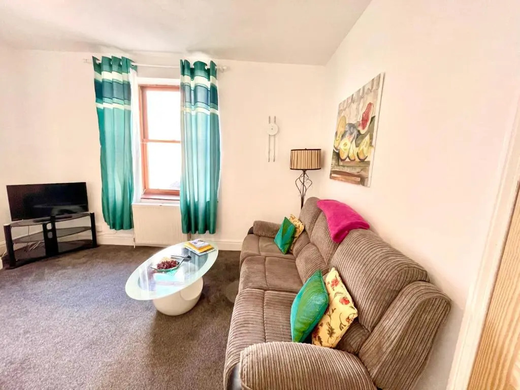 3 bedroomed house for up to 7 people, close to The Hoe, Barbican & City Centre