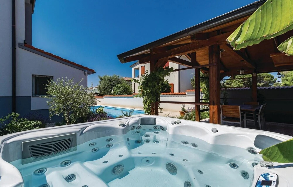 Beautiful Apartment In Valbandon