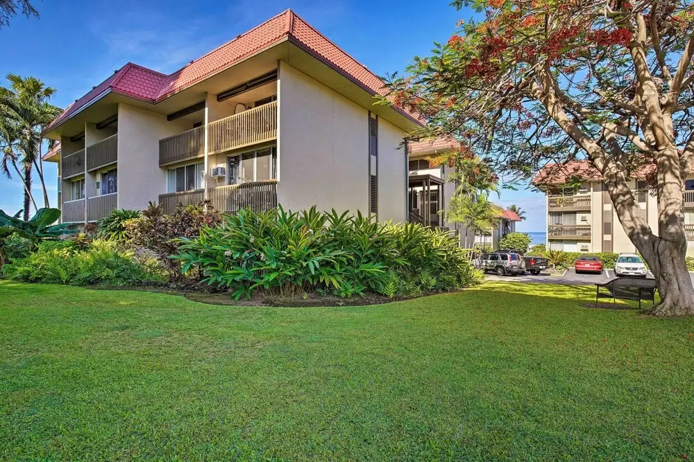 Kona Condo w/ View, Walk to Beach & Restaurants