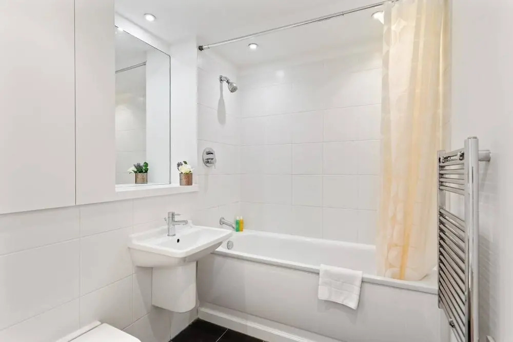 2 Bed W/private Balcony 10 min to Canary Wharf Stn