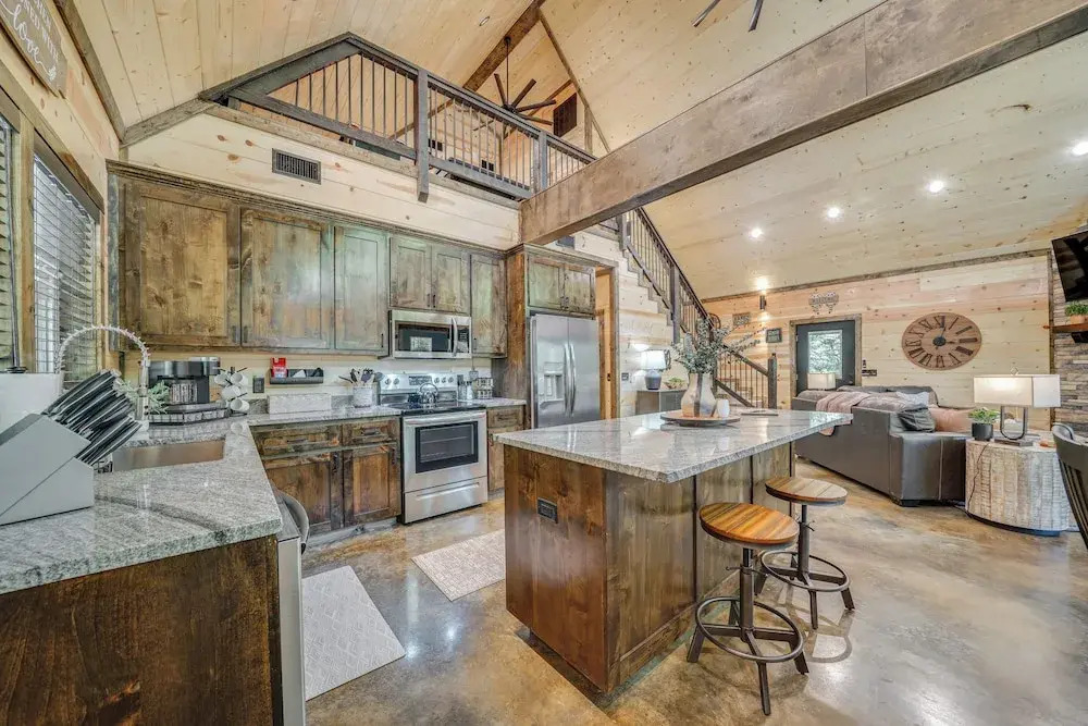 Upscale Broken Bow Cabin: Hot Tub & Fishing Pond!