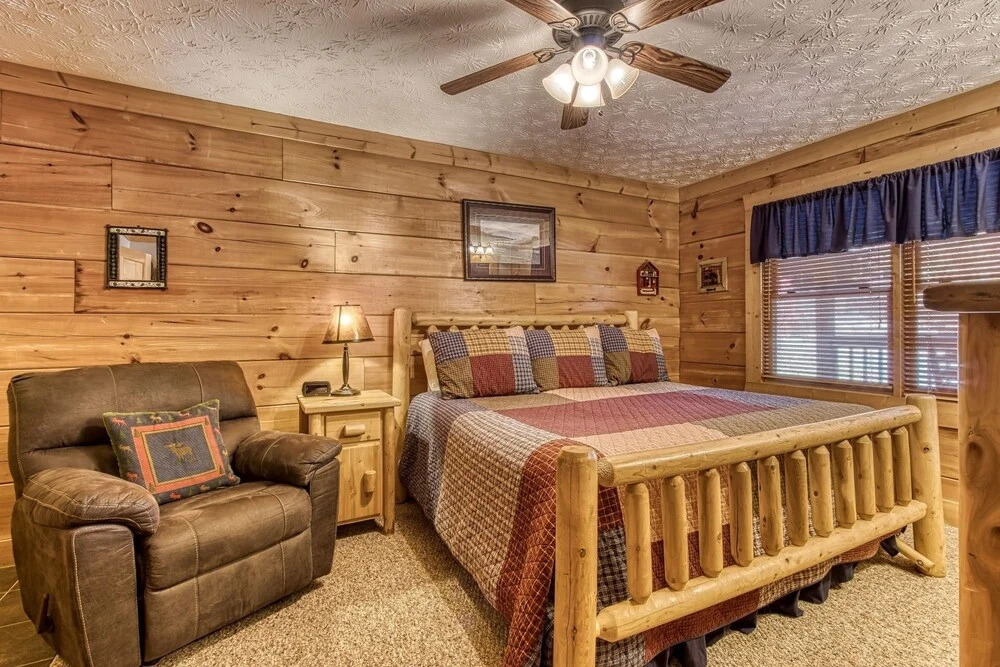 ER301 - Eagles Hideaway - Great Location! Close To All The Action! cabin