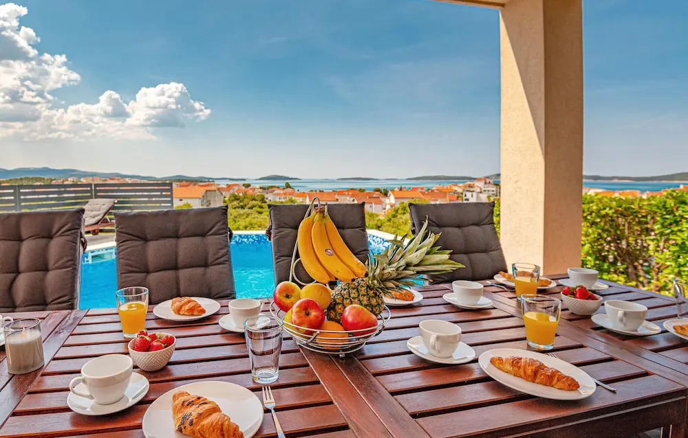 4 Bedroom Stunning Home In Brodarica