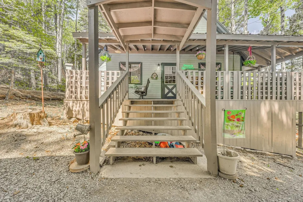 Quaint Cloudcroft Cabin w/ Stunning Forest Views!
